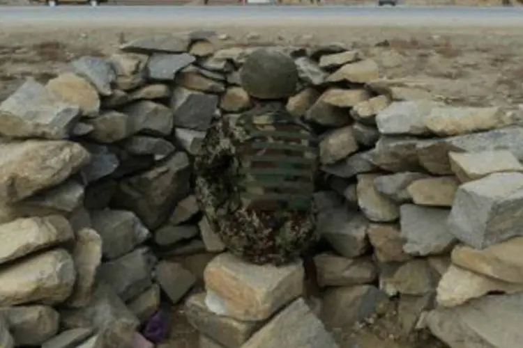 Soldados afegãos perto de base militar: bombardeio atingiu um posto do exército afegão (Shah Marai/AFP)