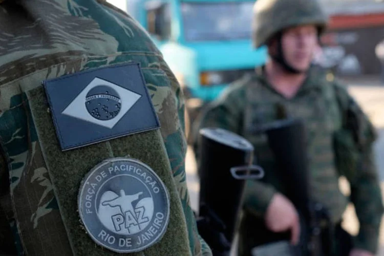
	Soldados brasileiros: at&eacute; o momento, o piloto n&atilde;o foi encontrado
 (Christophe Simon/AFP)