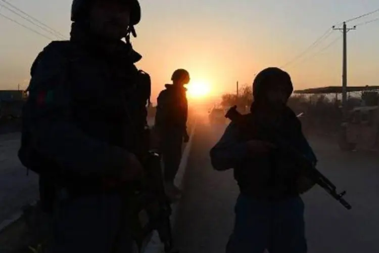 
	Soldados afeg&atilde;os em Cabul: &quot;Preferimos nos abster de fazer coment&aacute;rios, para n&atilde;o colocar obst&aacute;culos no trabalho da pol&iacute;cia&quot;
 (Wakil Kohsar/AFP)