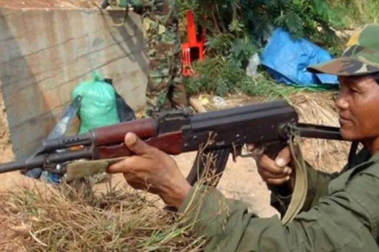 Soldados cambojanos: fronteira com a Tailândia nunca foi completamente demarcada (AFP)