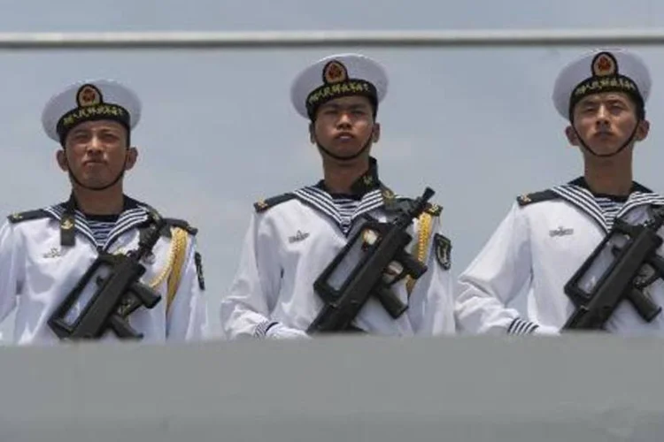 
	Soldados chineses: participa&ccedil;&atilde;o acontece apesar da desconfian&ccedil;a entre os pa&iacute;ses
 (Soe Than Win/AFP)