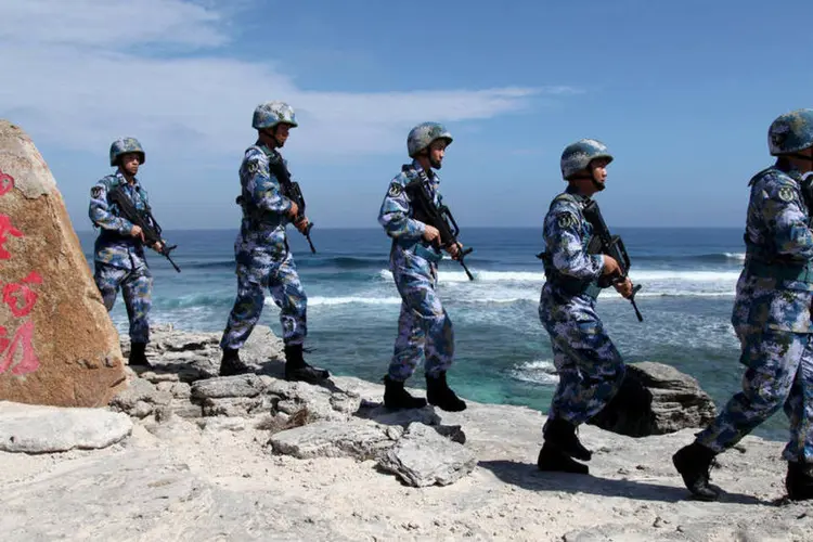 
	Soldados na China em ilha disputada no Mar do Sul no final de janeiro
 (Reuters)