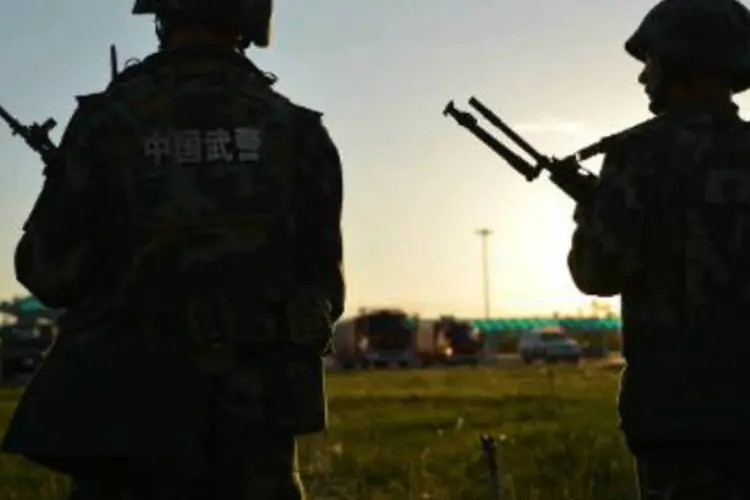 
	Soldados chineses: Aksu, no oeste de Xinjiang foi palco de uma tripla explos&atilde;o em janeiro que matou ao menos tr&ecirc;s pessoas, de acordo com o site Tianshan
 (AFP)