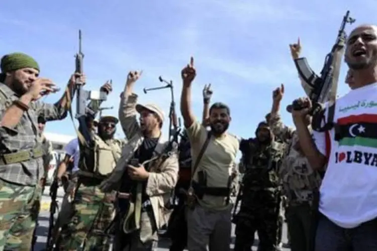 Soldados rebeldes comemoram em Sirte: Patriota espera fim da violência com a morte do ditador (Philippe Desmazes/AFP)