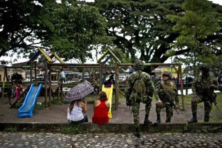 Soldados patrulham parque em Miranda, durante eleições presidenciais: ataque das Farc matou uma menina e deixou dois feridos na Colômbia (Luis Robayo/AFP)