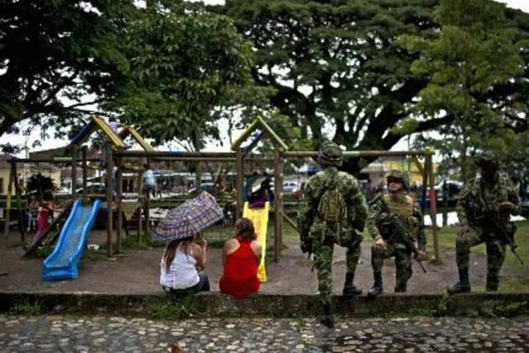 Soldados patrulham parque em Miranda, durante eleições presidenciais: ataque das Farc matou uma menina e deixou dois feridos na Colômbia (Luis Robayo/AFP)