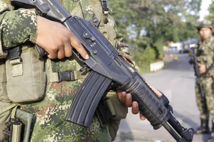 
	Soldados colombianos: Buenaventura se tornou um local estrat&eacute;gico para atividades ilegais como o tr&aacute;fico de coca&iacute;na e de armas
 (Jaime Saldarriaga/Reuters)