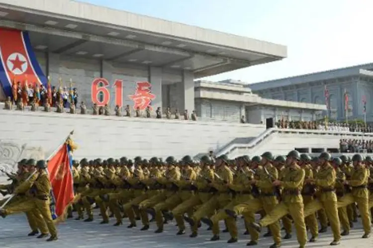 
	Soldados se apresentam em uma parada militar na Coreia do Norte: encontro entre Coreias foi aceito pelos governos dos dois pa&iacute;ses
 (Kcna/AFP)