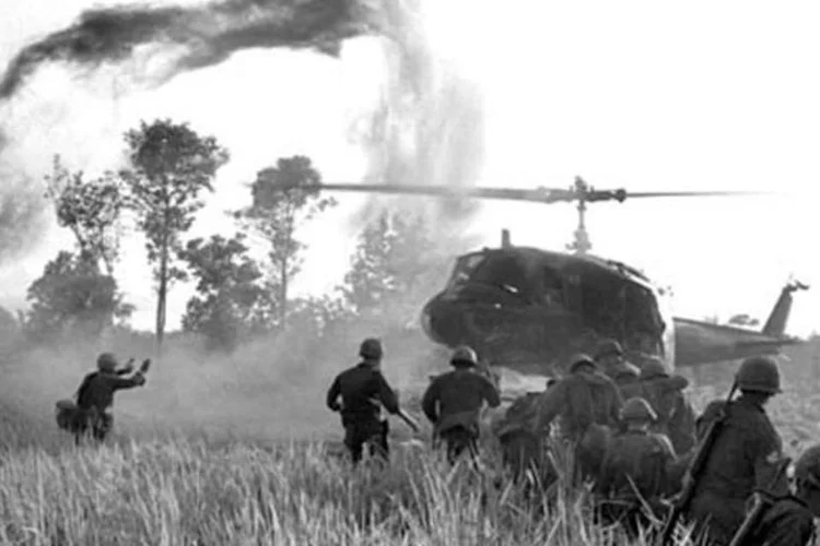 
	Mais de 80 milh&otilde;es de litros de agente laranja foram despejados pelas for&ccedil;as a&eacute;reas dos EUA entre 1961 e 1971
 (Enriquecardova/ Wikimedia Commons)