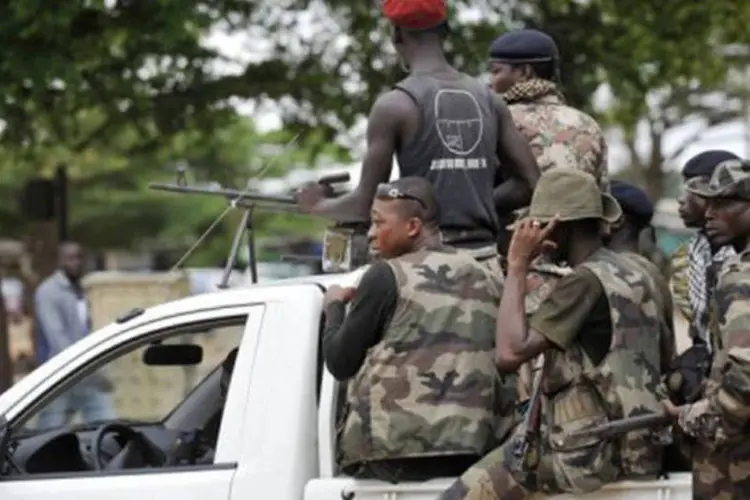
	Soldados patrulham regi&atilde;o de Abidjan, na Costa do Marfim: ataque tirou a vida de tr&ecirc;s civis e dois assaltantes, segundo n&uacute;meros divulgados pelas autoridades
 (Sia Kambou/AFP)