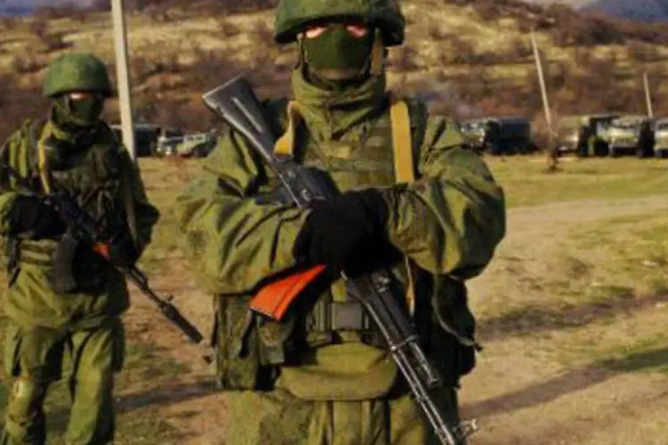 Forças russas perto da cidade de Simferopol, Crimeia: número é muito superior ao citado pelos Estados Unidos (Alexey Kravtsov/AFP)
