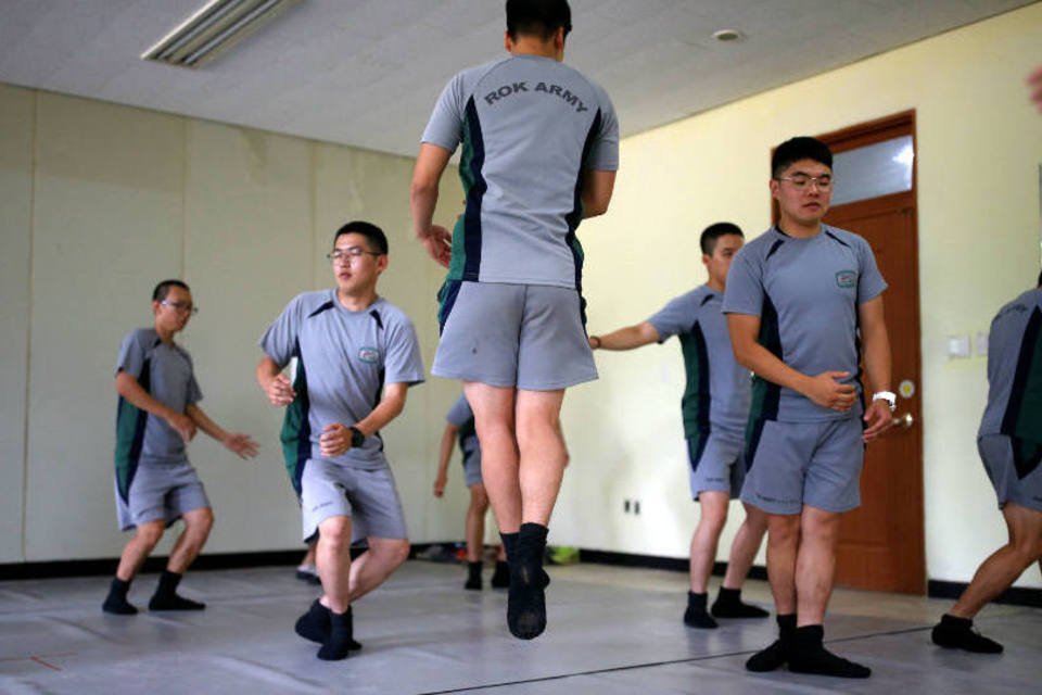 Sabe como relaxam os soldados sul-coreanos? Com aulas de balé