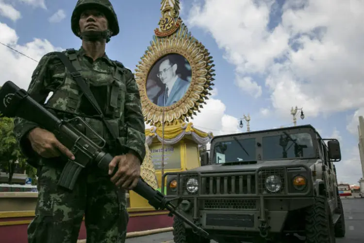 
	Soldados da Tail&acirc;ndia: duas bombas explodiram quase simultaneamente na cidade de Hua Hin
 (Paula Bronstein / Stringer)