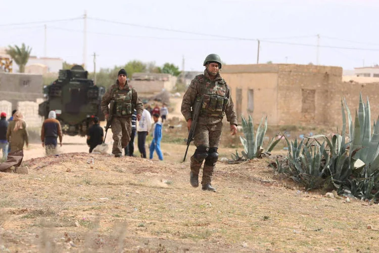 
	Tun&iacute;sia: segundo porta-voz, os suspeitos tinham se escondido em uma casa e que resistiram com fuzis
 (Zoubeir Souissi / Reuters)