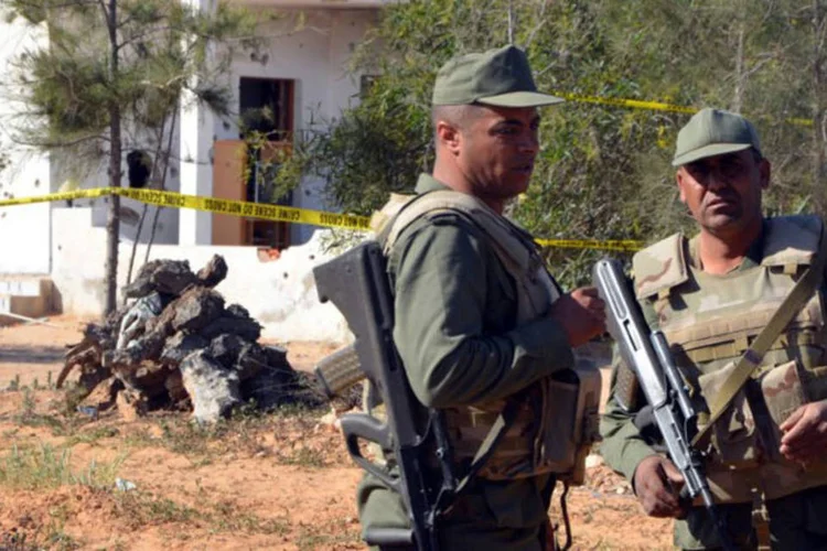 
	Tun&iacute;sia: fontes de seguran&ccedil;a disseram que v&aacute;rios dos terroristas roubaram uma ambul&acirc;ncia e fugiram em dire&ccedil;&atilde;o a ilha de Jerba
 (Fathi Nasri / AFP)