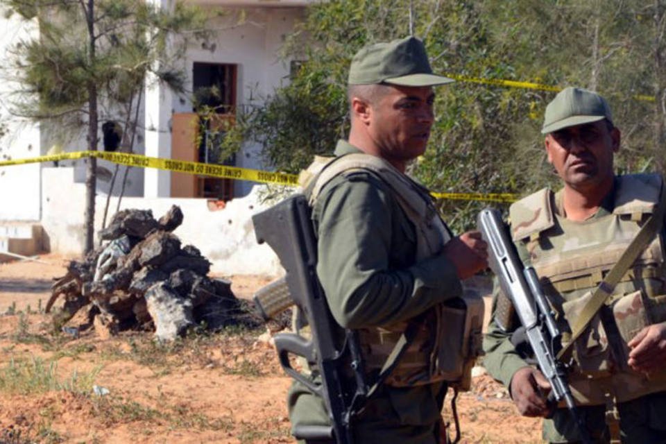 Forças tunisianas rastreiam região de ataque terrorista