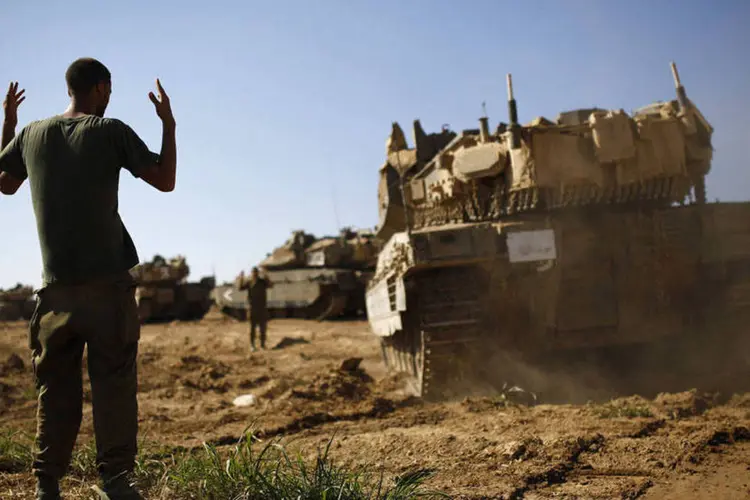 Soldados israelenses próximos da fronteira de Israel com a faixa de Gaza (Amir Cohen/Reuters)