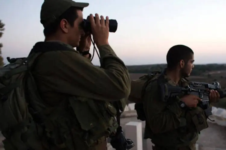 
	Soldados de Israel observam perto do limite com Gaza
 (Reuters)