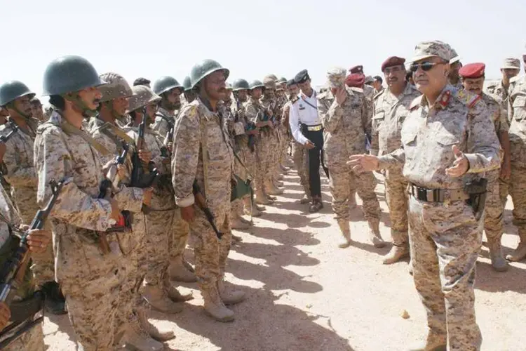 Ministro da Defesa do Iêmen conversa com tropas durante uma visita a uma instalação militar no sul da província de Shabwa (Ministério da Defesa do Iêmen/Divulgação Via Reuters)