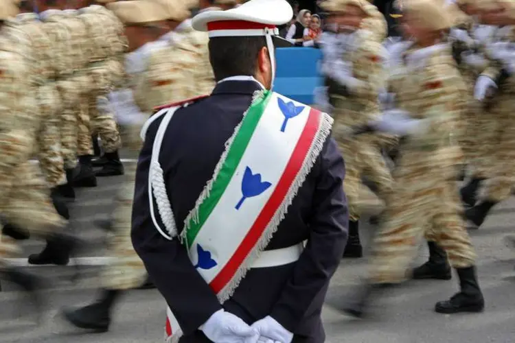 Soldados iranianos marcham durante uma parada militar em Teerã (Majid/Getty Images)