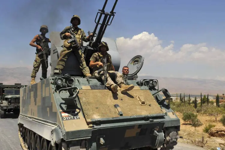 Soldados do Líbano dirigem um veículo blindado perto da cidade de Arsal, no vale de Bekaa (Hassan Abdallah/Reuters)