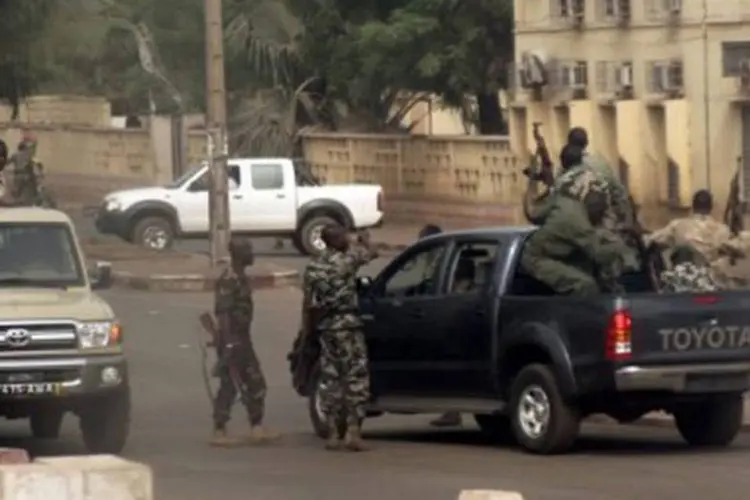 Soldados do Mali reúnem-se em rua de Bamaco: o golpe de estado começou na quarta-feira com um motim no quartel de Kati, situado a 15 quilômetros da capital  (Habibou Kouyate/AFP)