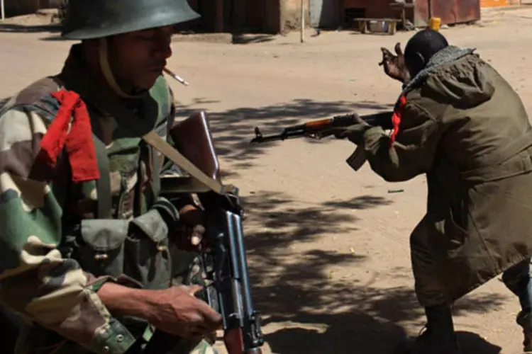 Soldados do Mali e da França em conflitos locais (REUTERS/Joe Penney)