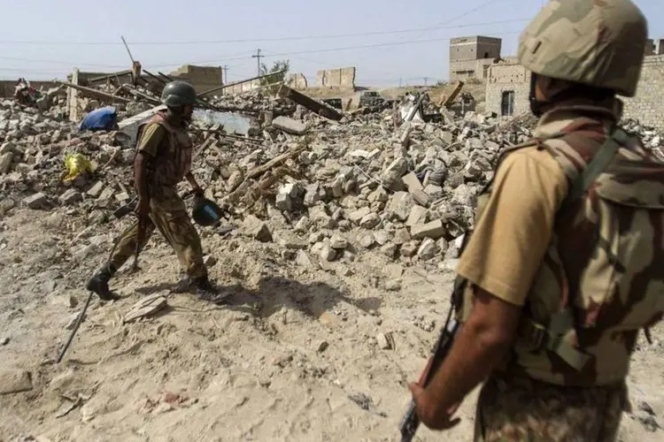 
	Soldados paquistaneses durante uma opera&ccedil;&atilde;o militar contra o Taleban, em Miranshah
 (Maqsood Mehdi/Reuters)