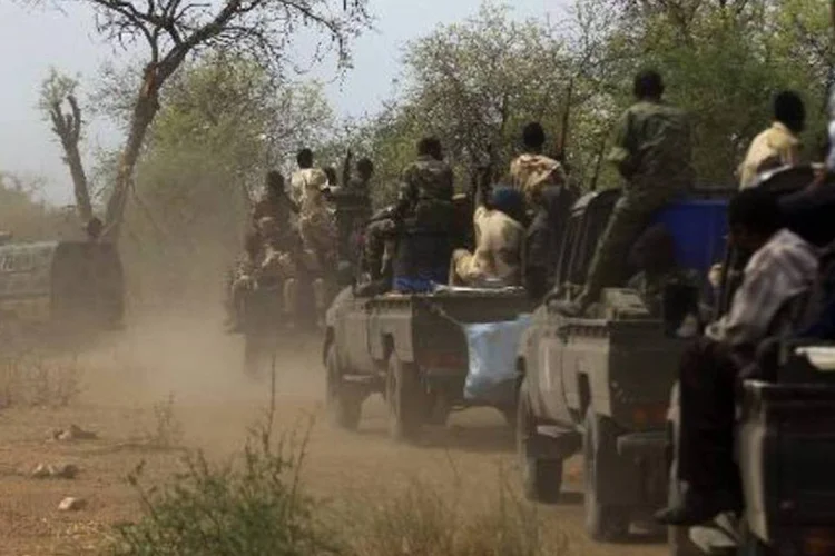 Soldados sudaneses na região de Daldako, a 20 km da capital de Kordofan Sul, Kadugli, em 20 de maio (AFP)
