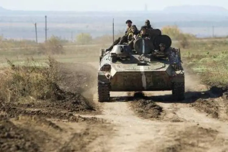 
	Soldados patrulham a regi&atilde;o de Donetsk, no leste da Ucr&acirc;nia
 (Anatolii Boiko/AFP)