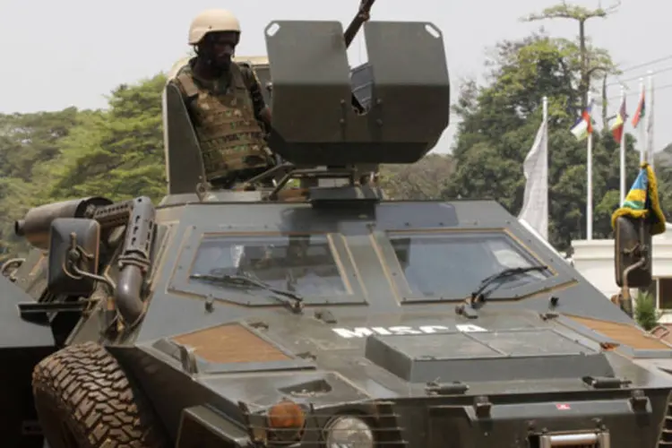 Membros das forças de paz africanas monta guarda em um veículo nas ruas de Bangui, na República Centro-Africana (Luc Gnago/Reuters)