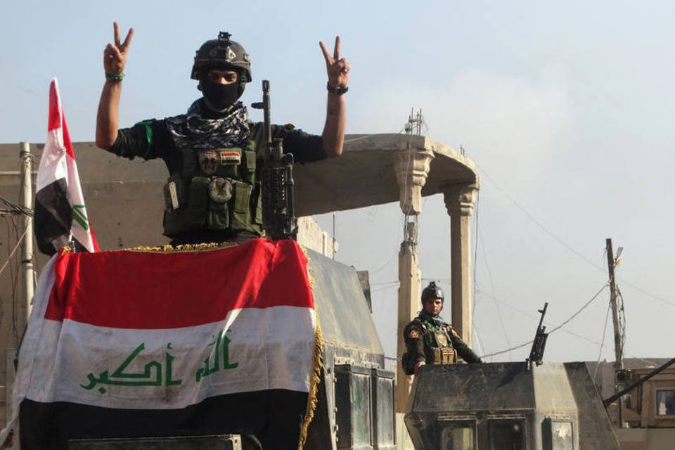 Soldados desativam explosivos em meio à destruição de Ramadi