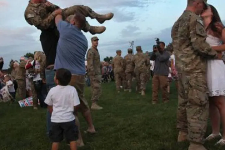 Soldados são recebidos com festa pelos familiares na volta para casa: pelo menos 800 militares devem partir do Afeganistão até o final de julho (John Moore/Getty Images/AFP)