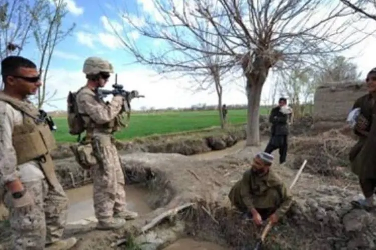 Soldados dos EUA abordam civis no Afeganistão (Adek Berry/AFP)