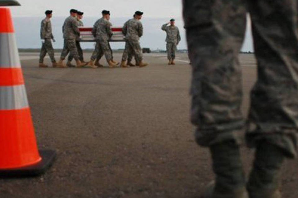 Corpos de militares dos EUA foram enterrados em fossa comum