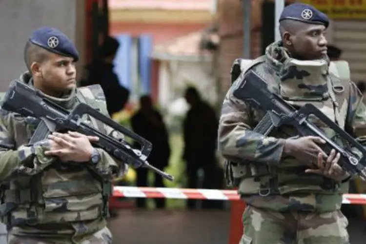 Soldados franceses ficam a postos depois do ataque a faca (Valery Hache/AFP)