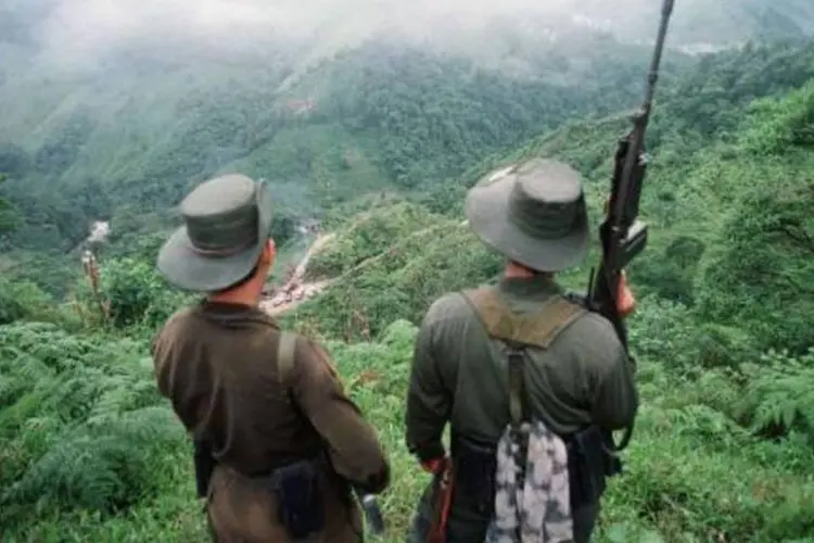 
	Soldados das For&ccedil;as Armadas Revolucion&aacute;rias da Col&ocirc;mbia (Farc) monitoram &aacute;rea de mata em Caquet&aacute;, sul da Col&ocirc;mbia
 (Pedro Ugarte/AFP)