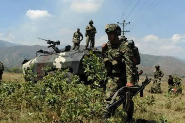 
	Soldados colombianos durante opera&ccedil;&atilde;o contra as Farc: no final de dezembro passado, em outra opera&ccedil;&atilde;o a&eacute;rea, morreram 14 rebeldes
 (Luis Robayo/AFP)