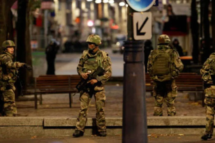 
	Soldados franceses em opera&ccedil;&atilde;o de Saint Denis: os interessados registram seu nome e endere&ccedil;o de e-mail, para um primeiro contato
 (Kenzo Tribouillard)
