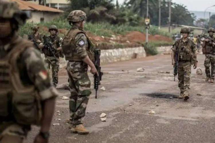 
	Soldados franceses na Rep&uacute;blica Centro-Africana: a jovem, que teria vivido abusos de um membro do Ex&eacute;rcito, ficou gr&aacute;vida e deu &agrave; luz
 (AFP/ MARCO LONGARI)
