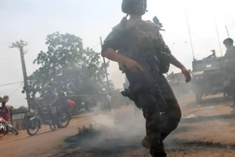 
	Soldados franceses: opera&ccedil;&atilde;o foi feita em coopera&ccedil;&atilde;o com as autoridades nigerinas
 (Pacome Pabandji / AFP)