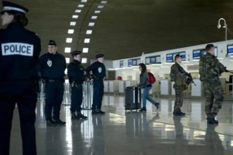 
	Soldados e policiais franceses patrulham o aeroporto Charles de Gaulle
 (Kenzo Tribouillard/AFP)