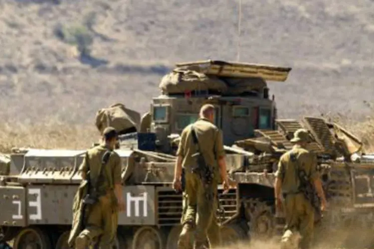 
	Soldados israelenses em campo de treinamento nas Colinas de Gol&atilde;:&nbsp;ataque deixou tr&ecirc;s soldados feridos em estado leve e grave
 (Jack Guez/AFP)