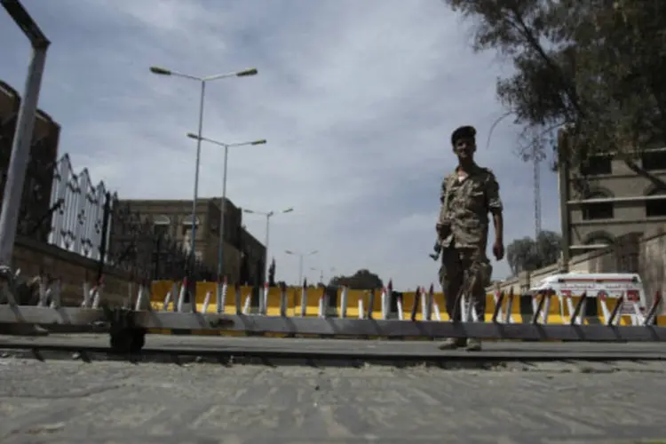 Soldado em posto de controle em Sana, no Iêmen: ataque foi lançado contra o veículo em que os extremistas viajavam, segundo agência oficial de notícias (Khaled Abdullah/Reuters)