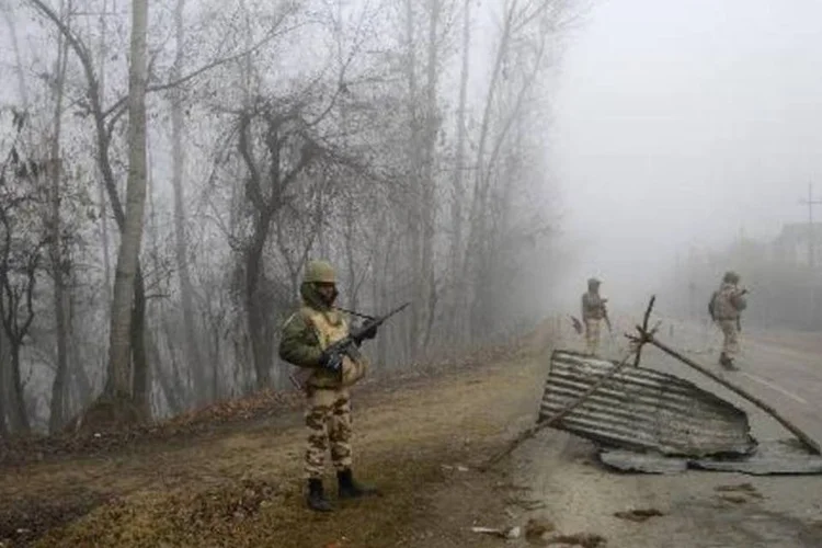 Soldados indianos montam guarda em Srinagar: ataque ocorreu antes da visita do primeiro-ministro Narendra Modi à Caxemira (Tauseef Mustafa/AFP)