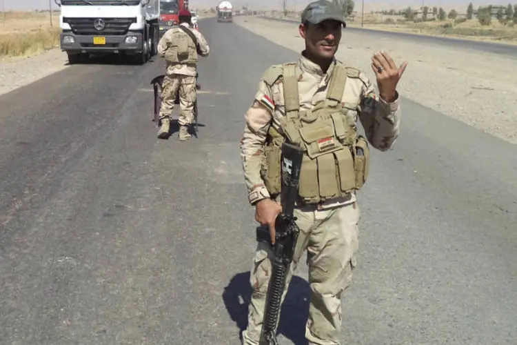 
	Soldado iraquianos em vigia: a empresa que empregava os sequestrados informou que eram 14 oper&aacute;rios, tr&ecirc;s engenheiros e um contador
 (Stringer/Reuters)