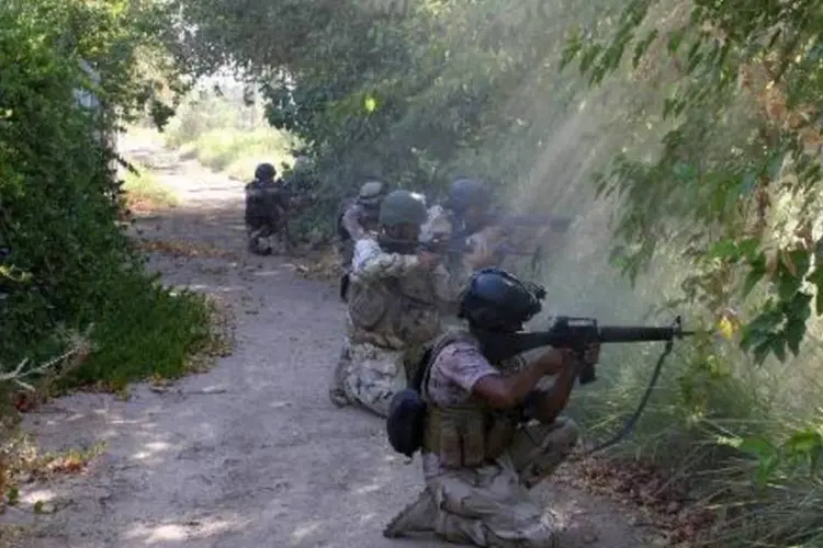 Soldados iraquianos patrulham rua em Jurf al-Sakhr: presidente americano considera ataques aéreos no Iraque (STR/AFP)