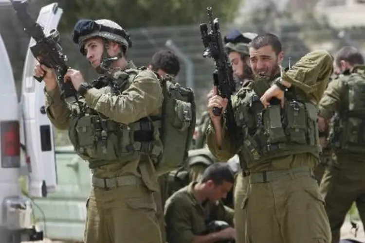 
	Soldados israelenses: ex&eacute;rcito afirmou que patrulha de rotina do lado israelense da fronteira foi atacada por atiradores
 (Menahem Kahana/AFP)