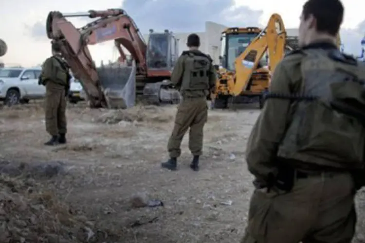 
	Soldados israelenses ao lado de tratores em setembro de 2010 no assentamento judeu de Adom: a R&uacute;ssia pediu que Israel reconsidere a decis&atilde;o
 (Marco Longari/AFP)