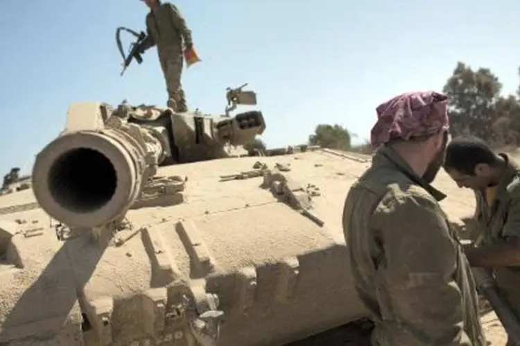 
	Soldados israelenses durante opera&ccedil;&atilde;o militar na fronteira entre Israel e Faixa de Gaza
 (Menahem Kahana/AFP)